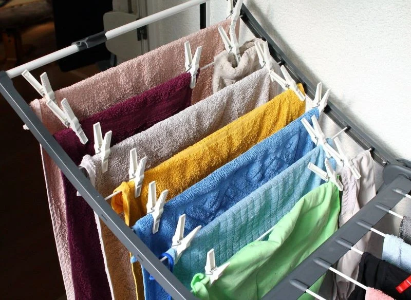Gęsto powieszone tkaniny będą wysychać wolniej, dlatego staraj się jednocześnie prać i wieszać mniej rzeczy