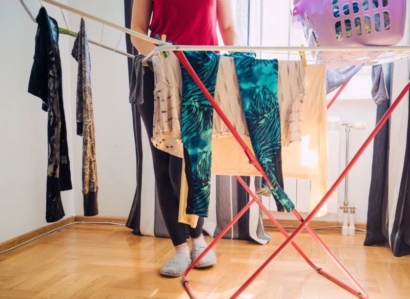 Najlepiej wywieszaj mniej prania i korzystaj ze słońca, które wpada przez okna, by przyspieszyć proces wysychania