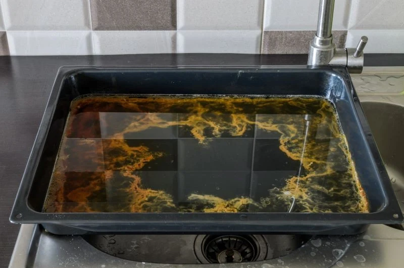 Tabletek do zmywarki można użyć do czyszczenia piekarnika i przypalonych blach