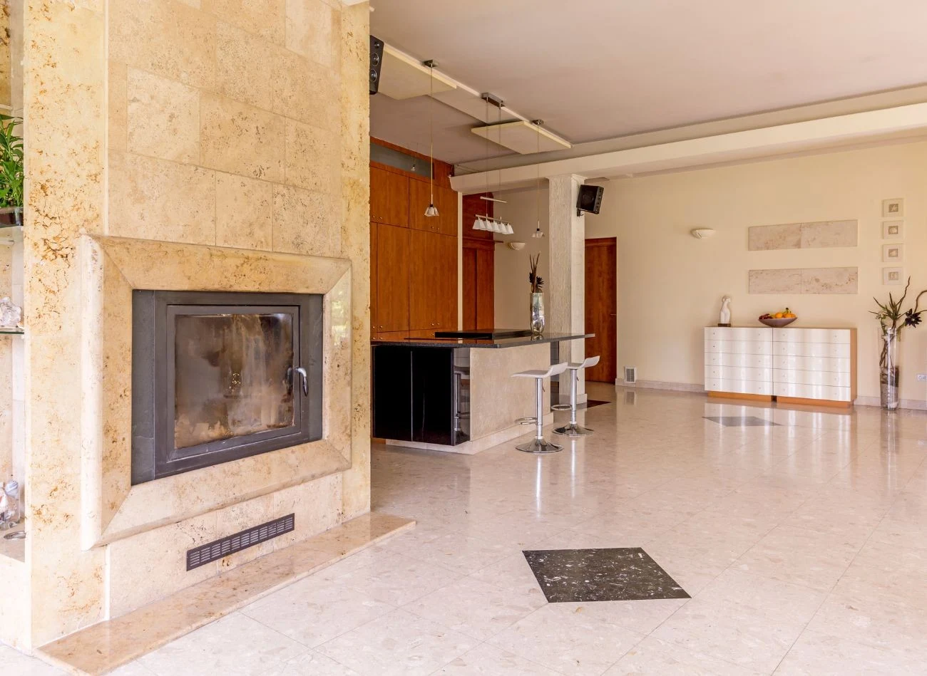 Atutem posiadania kominka w domu jest niezależność od dostaw energii elektrycznej.