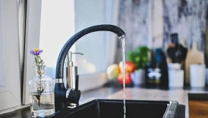 Dlaczego w kranie kuchennym jest niskie ciśnienie? Przyczyna może okazać się banalna, ale warto ją wyeliminować.