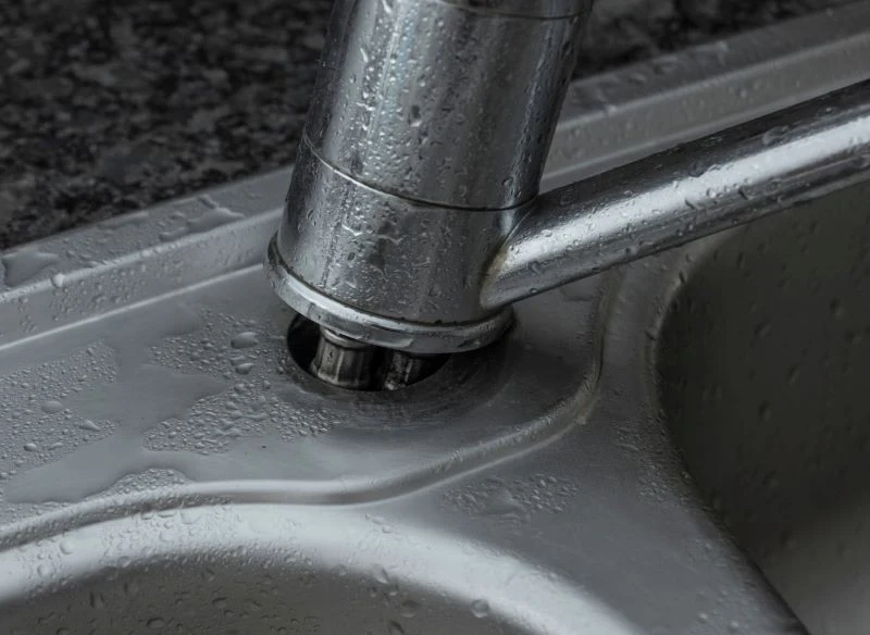 Szukając źródła niskiego ciśnienia, sprawdź dostępne przyłącza, oceń drożność wężyków oraz oczyść głowicę kranu, odkręcając nakrętkę mocującą, by w...