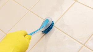 Wyjaśniamy, dlaczego fugi w łazience tak łatwo się brudzą.