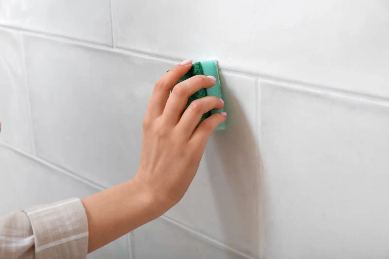 Jeśli na fugach w łazience pojawia się pleśń, postarajmy się wyeliminować jej przyczynę