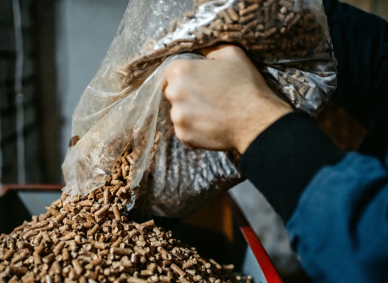 Pellet dobrej jakości nie powinien się kruszyć ani rozpadać podczas przesypywania.