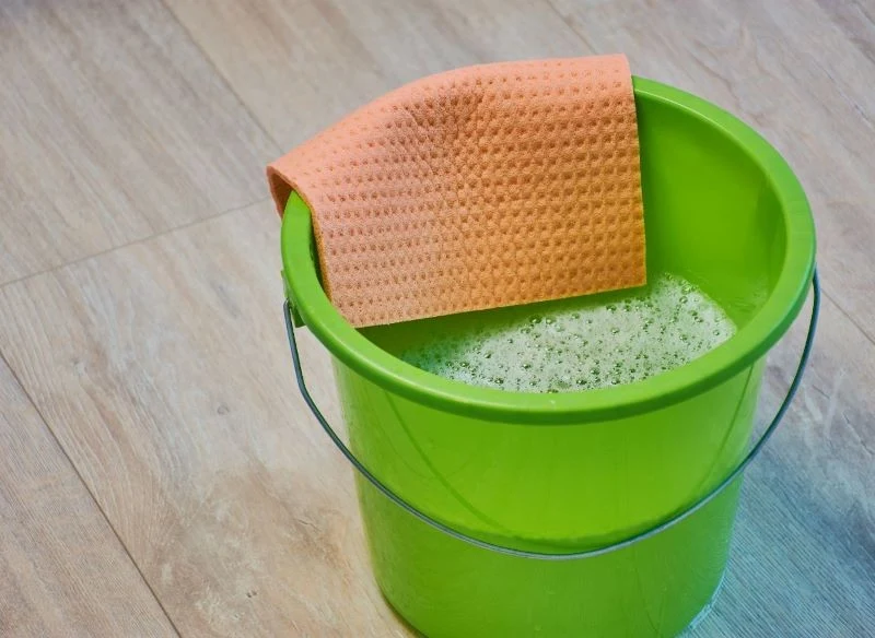 Jedna tabletka do zmywarki wrzucona do wiaderka z wodą zapewni odpowiednią dawkę składników aktywnych do umycia podłogi