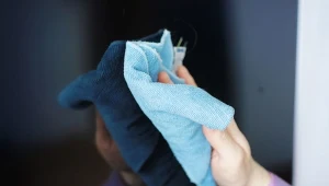 Czym czyścić ekran telewizora, żeby nie było smug?
