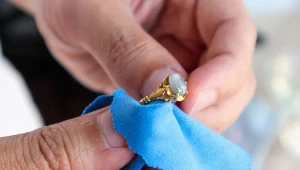 Dlaczego złoto czernieje? Nieestetyczne zabrudzenia to efekt utleniania się wykorzystanych w biżuterii domieszek. Na szczęście ślady da się wyczyścić tą prostą metodą.