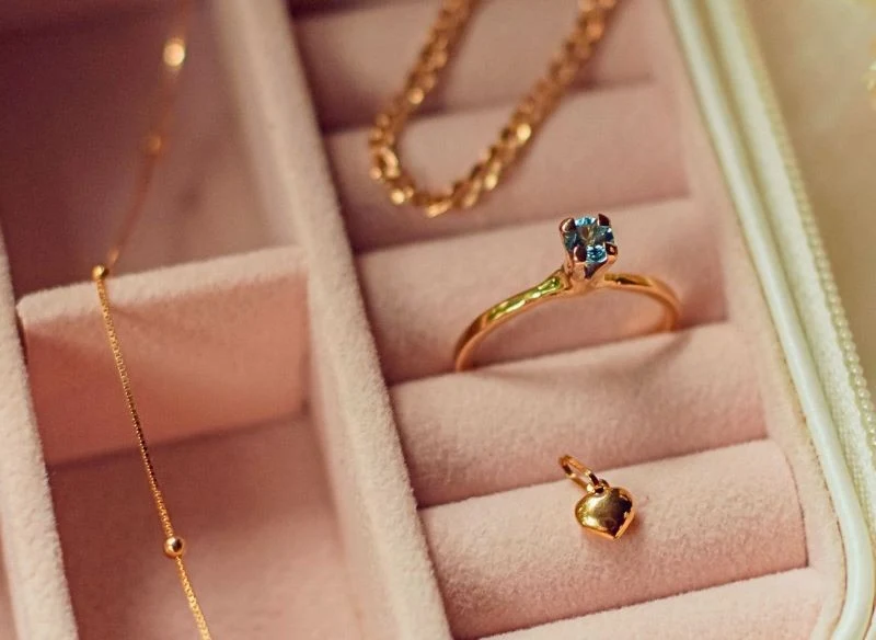 Gdy pojawi się ciemny nalot na złotych dodatkach, wyczyść go jednym z domowych sposobów - są tanie i niezawodne, w mig przywracają biżuterii blask