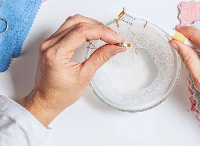 Domowe sposoby czyszczenia biżuterii należy dopasować do jej rodzaju, by przypadkiem nie uszkodzić kruszcu