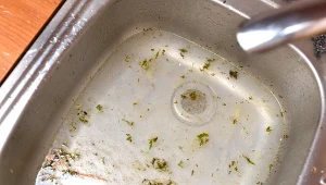 Wypróbuj domowe sposoby na zatkany zlew. Już nigdy nie sięgniesz po sklepowe granulki czy żele.