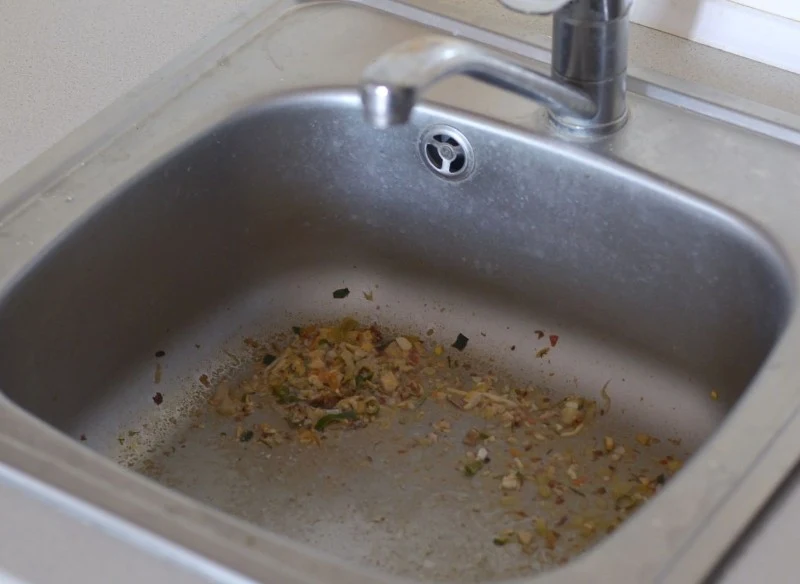 Jednym z najczęstszych powodów zatkania zlewu jest nagromadzenie resztek jedzenia i tłuszczu