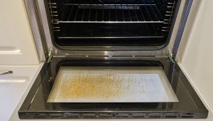 Poznaj domowy sposób na wyczyszczenie piekarnika.