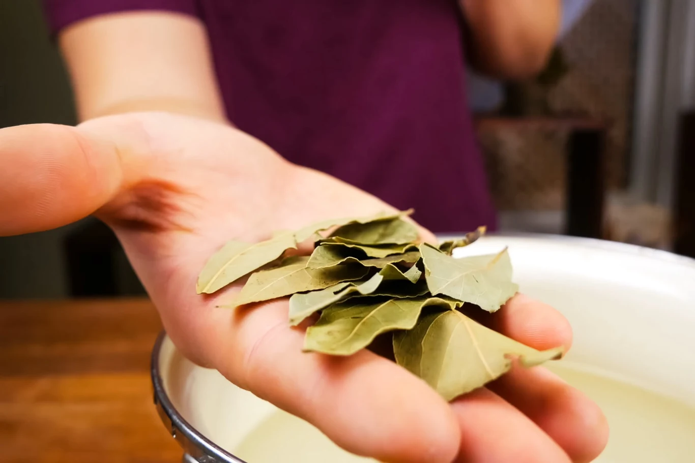 Liście laurowe warto rozłożyć w sypialni, włożyć pod poduszkę