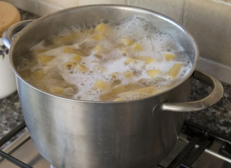 Jednym z niedocenianych produktów kuchennych jest woda po ugotowaniu makaronu – okazuje się, że to nie tylko świetna odżywka dla kwiatów, lecz takż...