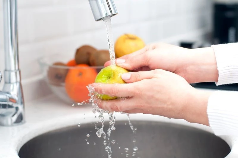 Długotrwałe mycie produktów i naczyń pod bieżącą wodą odbija się na naszych rachunkach