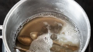 Srebro, biżuterie, sztućce, platery, monety można czyścić domowymi sposobami. Które są najlepsze i bezpieczne dla kruszcu?