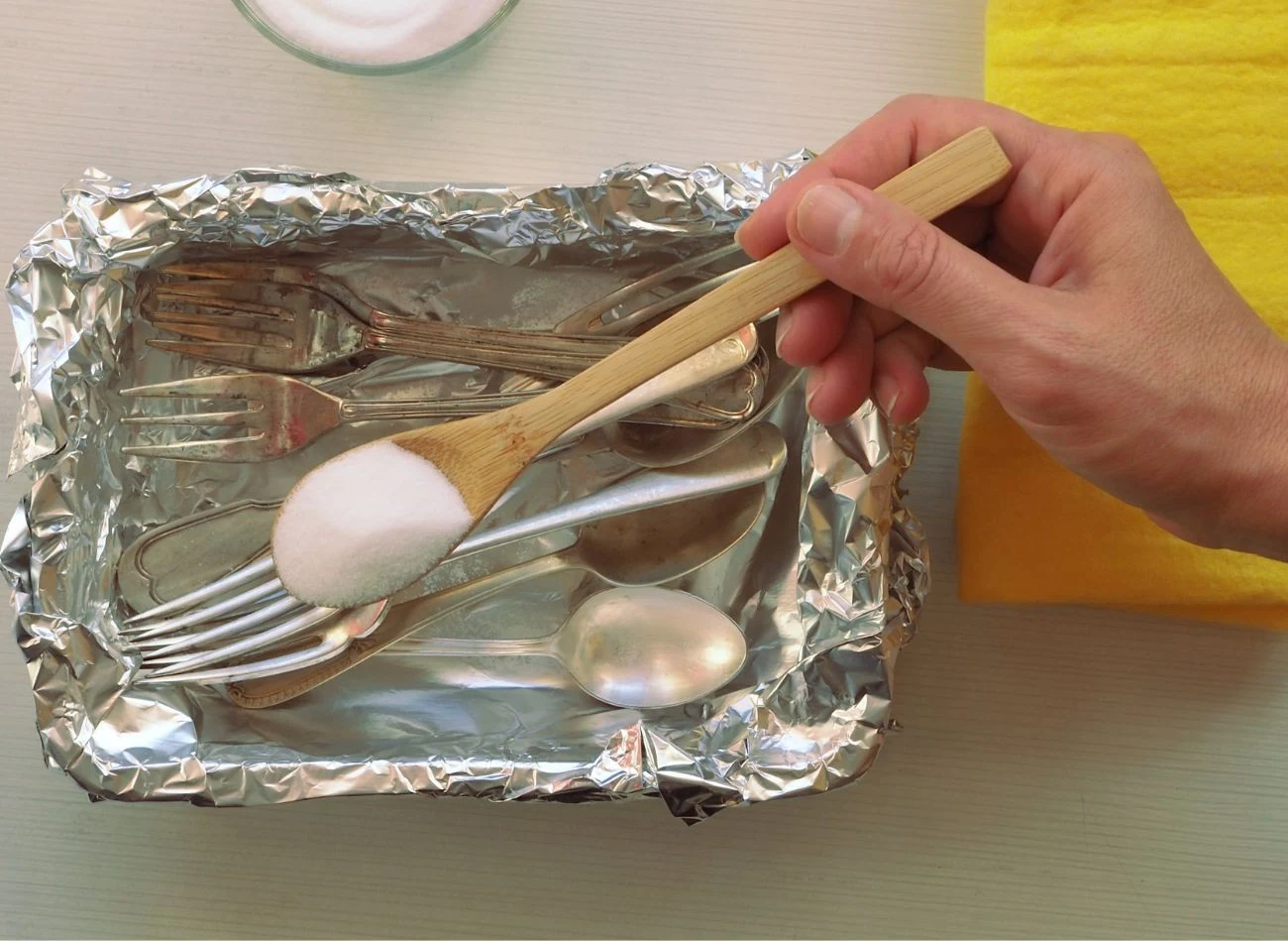 Srebrne sztućce można wyczyścić z pomocą folii aluminiowej i soli kuchennej