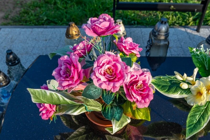 Aby zachować piękny wygląd sztucznych kwiatów na dłużej, należy zadbać o ich regularne czyszczenie