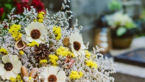 Stroik na grób można zrobić samodzielnie, nie wydając przy tym dużych pieniedzy.