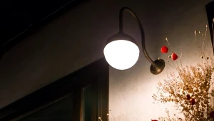 Oświetlenie z domu sąsiada uprzykrza ci życie, nie daje spać? Co możesz z tym zrobić?