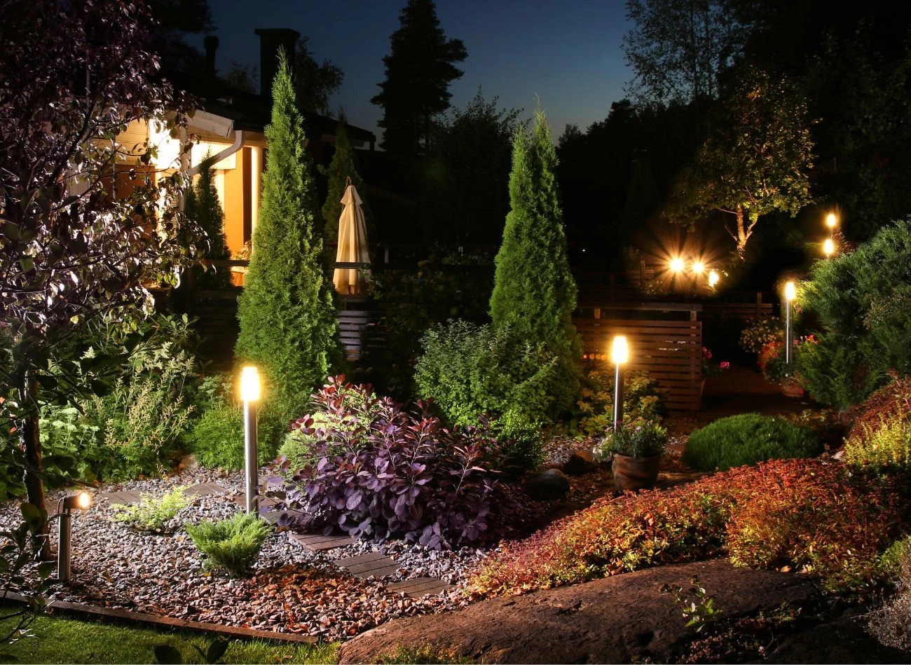 Jeśli oświetlenie domu sąsiada utrudnia ci życie, warto najpierw z nim o tym porozmawiać