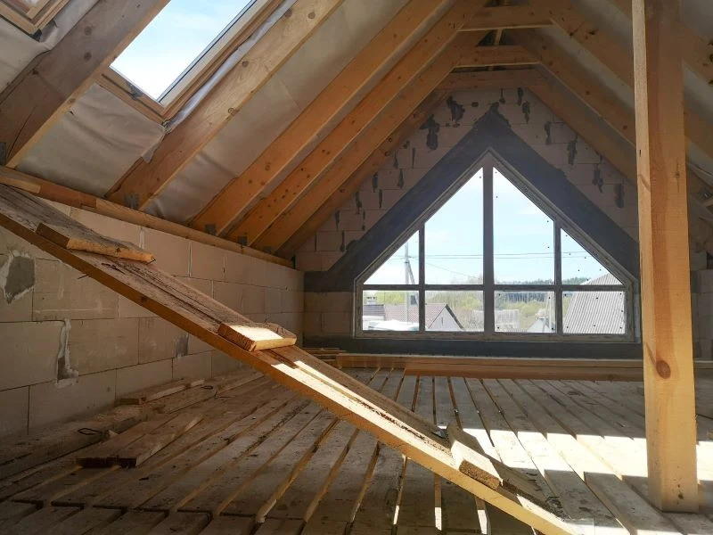 Czym ocieplić poddasze i co wziąć pod uwagę, wybierając odpowiedni materiał