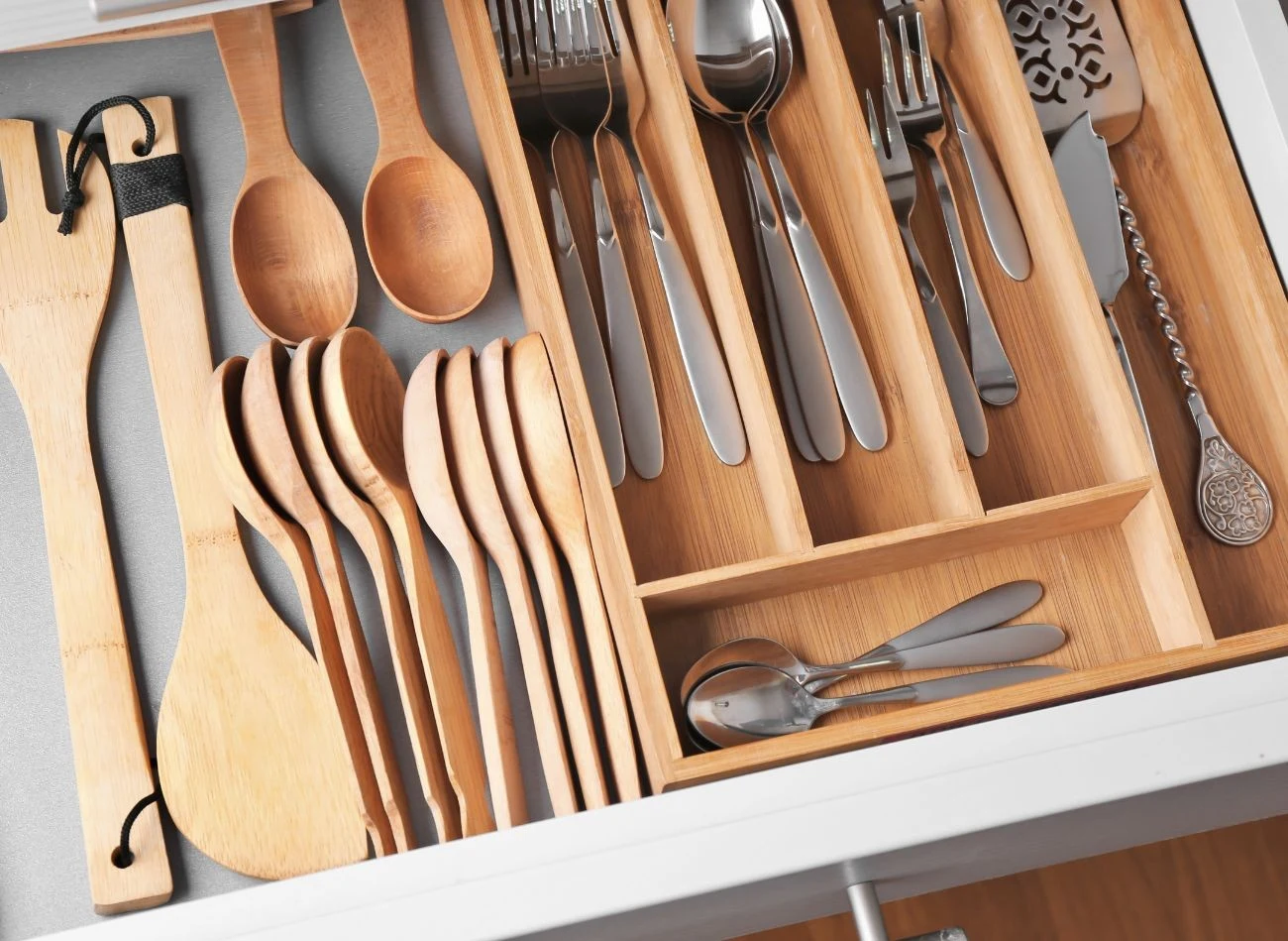 Kawałek kredy warto umieścić w szufladzie ze sztućcami