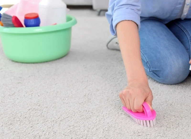 Plamy na dywanie można wyczyścić za pomocą produktów, które większość z nas ma w domu