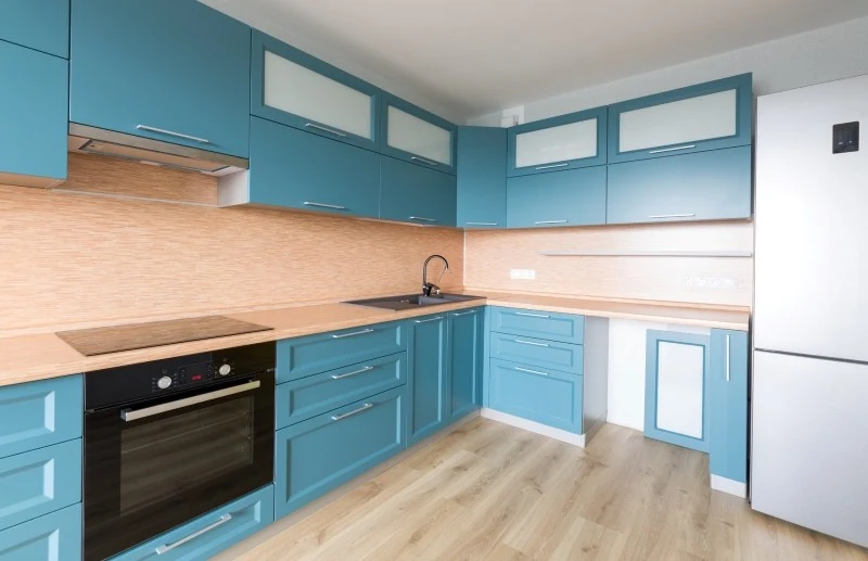 Panele wodoodporne są ciepłe i przyjemne w dotyku (nie są tak zimne, jak np