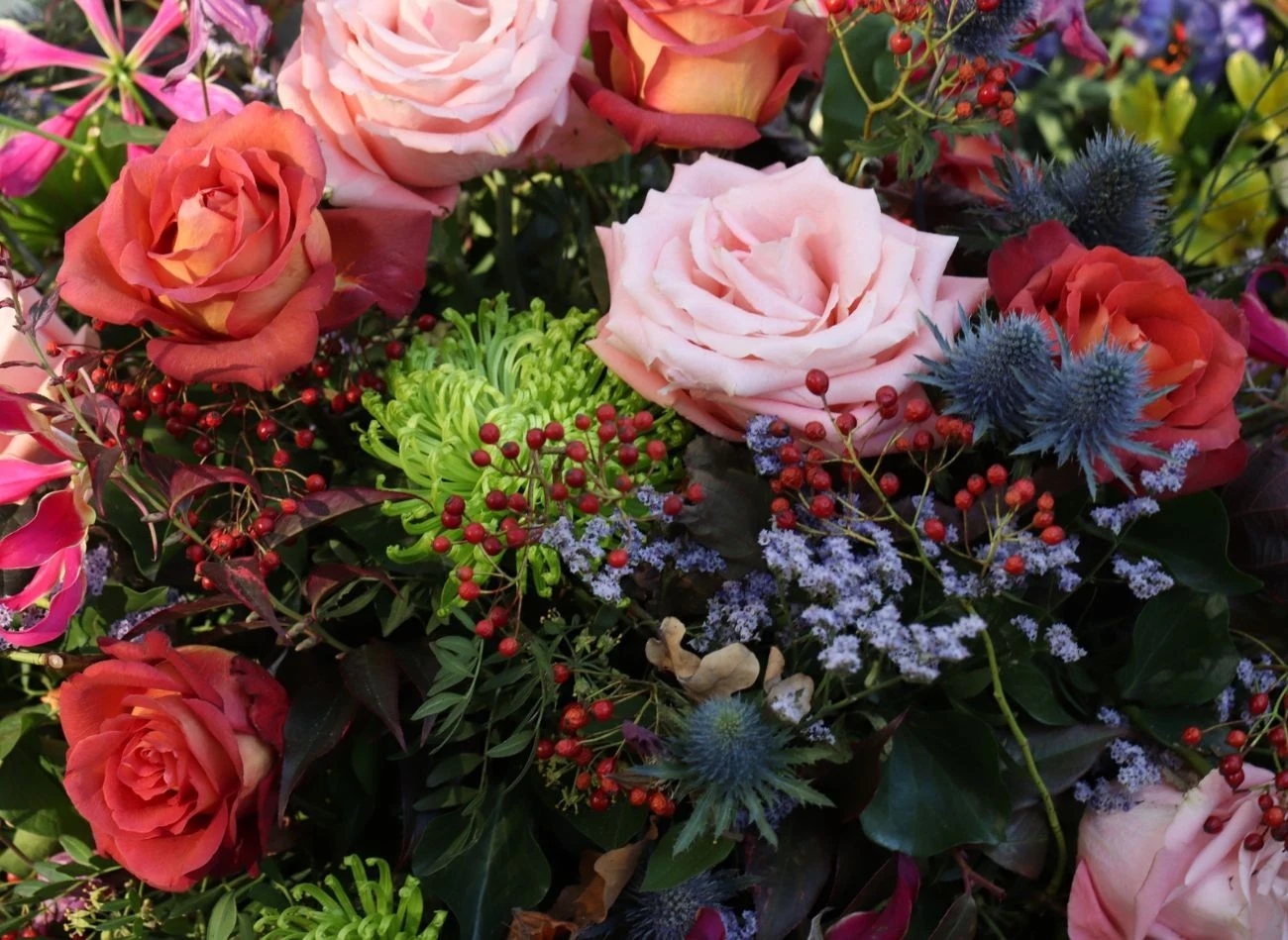 Między sztuczne kwiaty w stroiku można dodać rośliny, które zdobią kolorami jesienny ogród