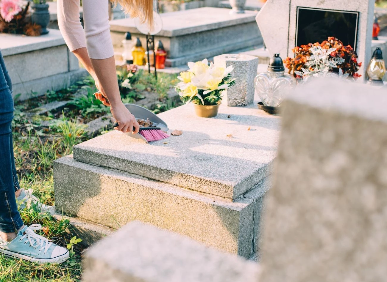 Stare plamy na nagrobkach można próbować wywabić roztworami octu lub sody