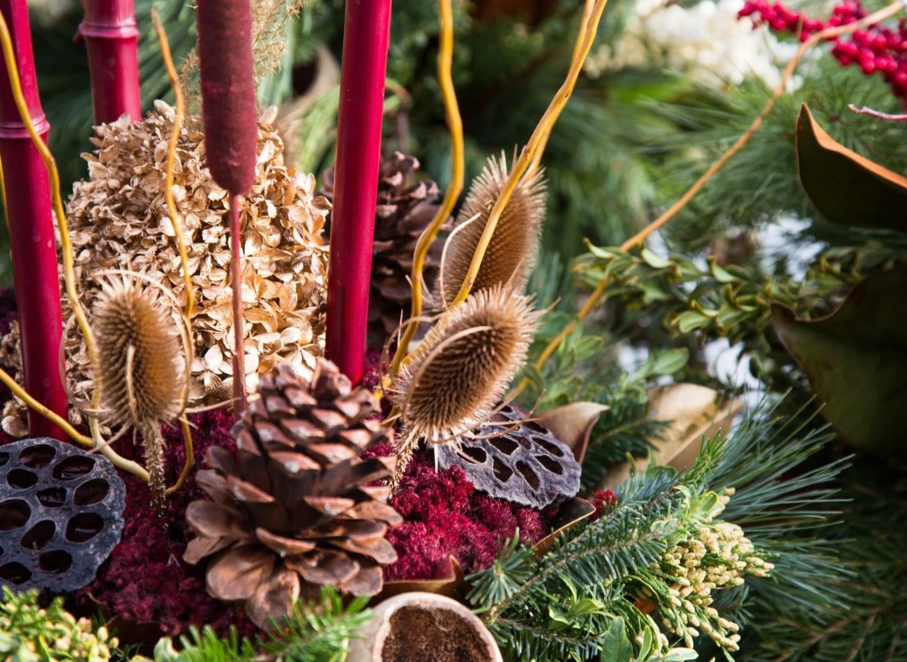 Hortensje, kłosowce, owocostany z jesiennych krzewów to idealne dodatki do stroika na grób