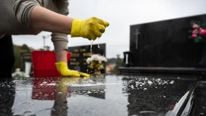 Z nagrobka,  który jest regularnie sprzątany, łatwiej usunąć mech i wszelkie zabrudzenia, bez używania środków chemicznych.