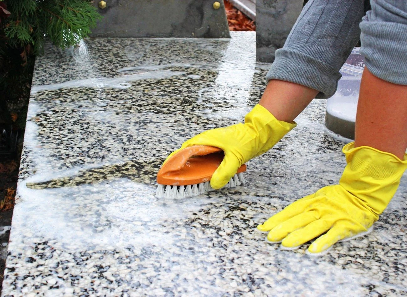 Roztwór wody z octem pomoże w usunięciu zielonego nalotu z nagrobka