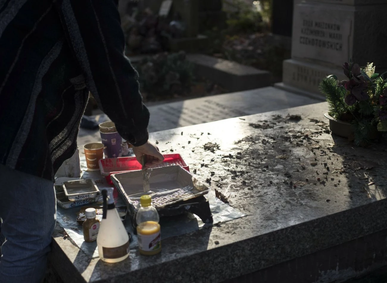 Jeśli grób jest rzadko odwiedzany i sprzątany, jego czyszczenie trzeba zlecić profesjonalistom