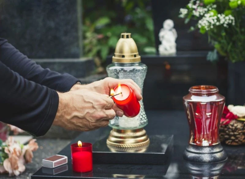 Podczas zakupu zniczy na cmentarz zwróćmy uwagę na deklarowany czas palenia się wkładu