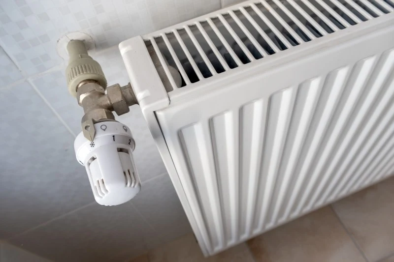 Grzejnik może być zimny na dole z kilku powodów, takich jak nieszczelność zaworów czy nagromadzenie powietrza