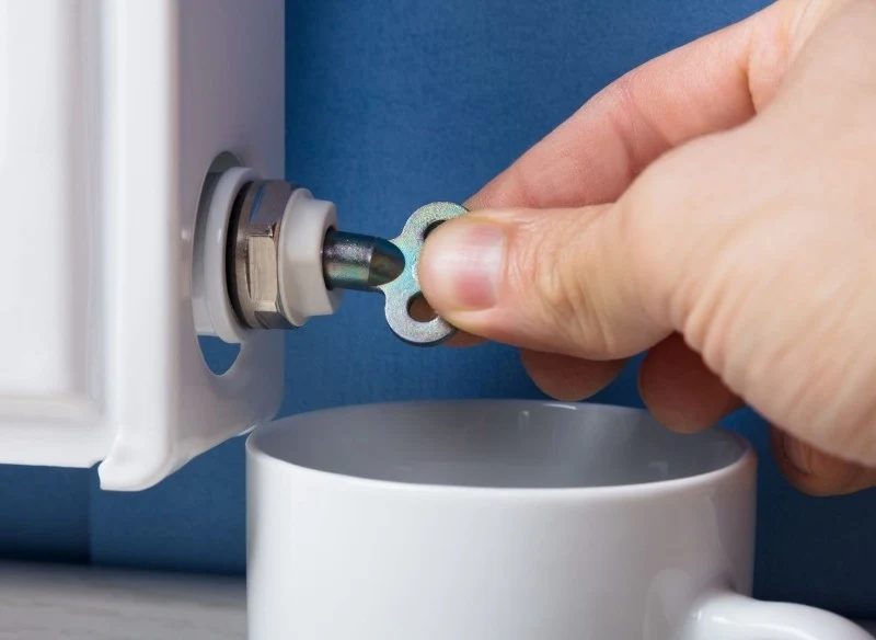 Jeśli grzejnik jest gorący na górze, a zimny na dole, konieczne może być jego odpowietrzenie