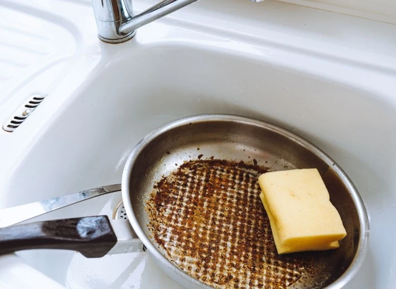 Nawet najbardziej doświadczonym kucharzom zdarza się przypalić patelnię czy garnek