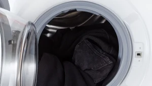 Częstym problemem jest blaknięcie ciemnych kolorów przy każdym kolejnym praniu. Jak je zachować?