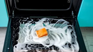 Szyba piekarnika będzie czysta jak nigdy. Nałóż musującą pastę.