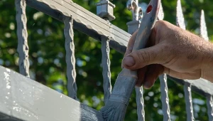 Zauważyłeś rdzę na płocie? Czas na renowację. Przeprowadzimy się przez oczyszczanie i malowanie ogrodzenia z metalu krok po kroku.
