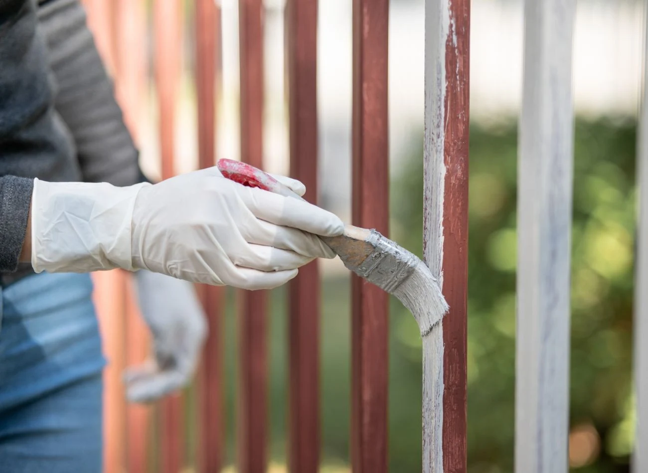 Malowanie można zacząć dopiero wtedy, gdy świeżo umyte i odtłuszczone ogrodzenie całkowicie wyschnie