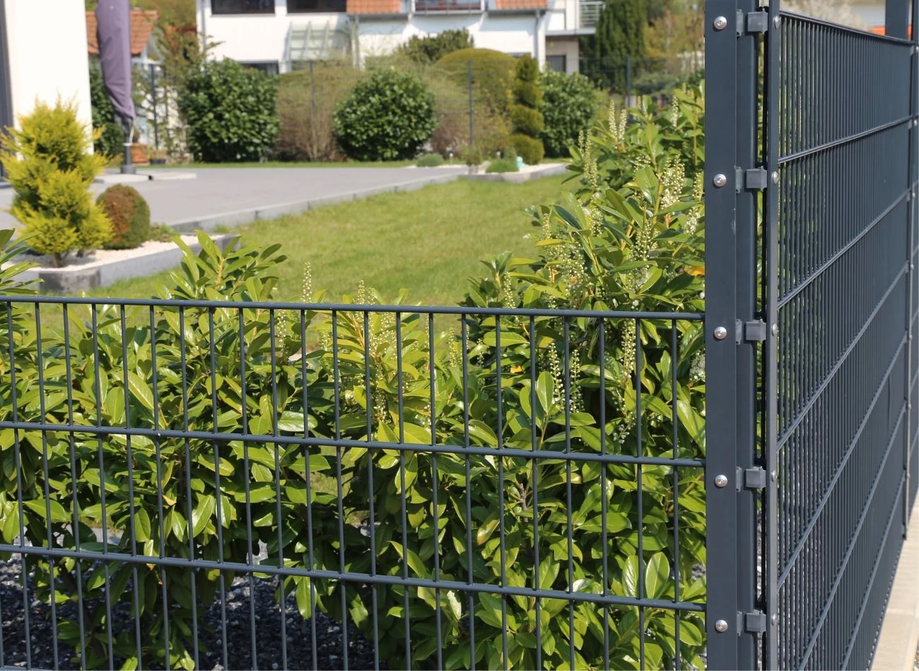 Regularna konserwacja metalowego ogrodzenia zapewni mu trwałość i estetyczny wygląd na długie lata