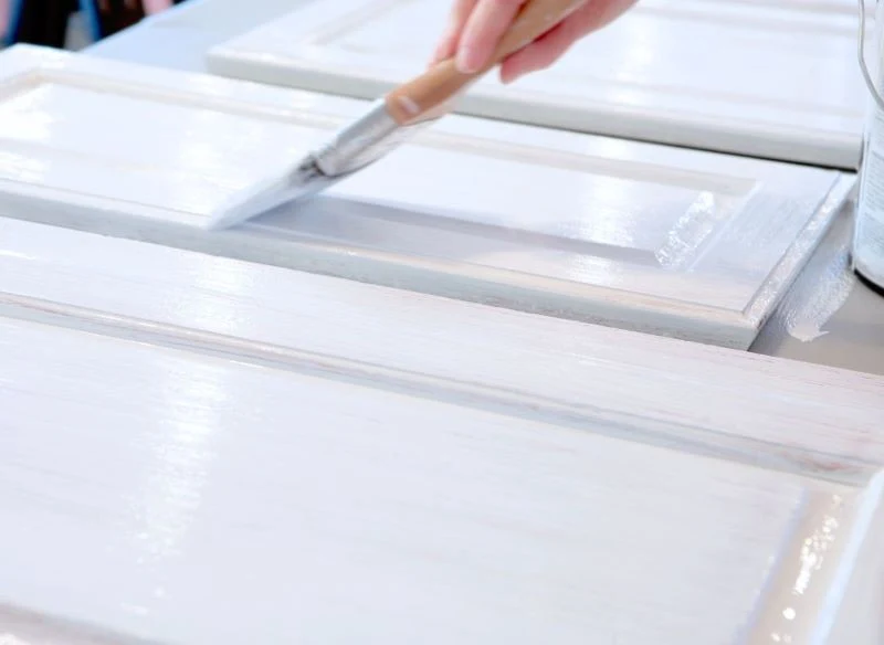 Malowanie szafek to tani sposób na zmianę aranżacji i odświeżenie starego wnętrza