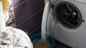 Dlaczego ubrania śmierdzą po praniu?