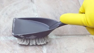 Czyszczenie fug, szczególnie tych jasnych, wymaga regularności oraz dobrej metody, by obyło się bez długiego szorowania.