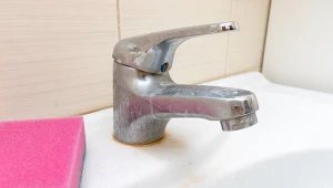 Sprawdź, czym usunąć kamień w łazience.