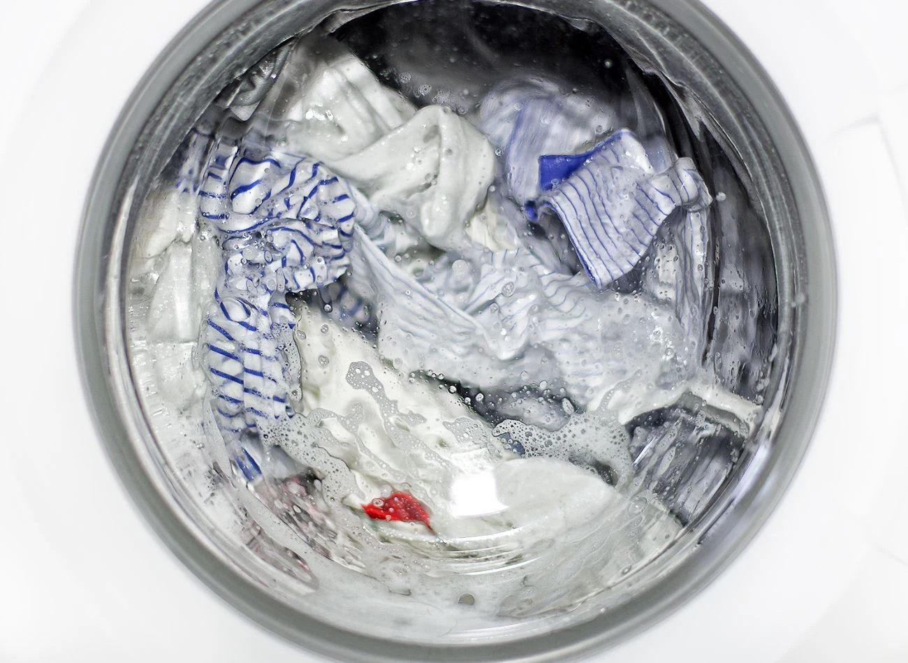 Przeciążanie bębna to jeden z powodów, przez które pralka częściej się psuje